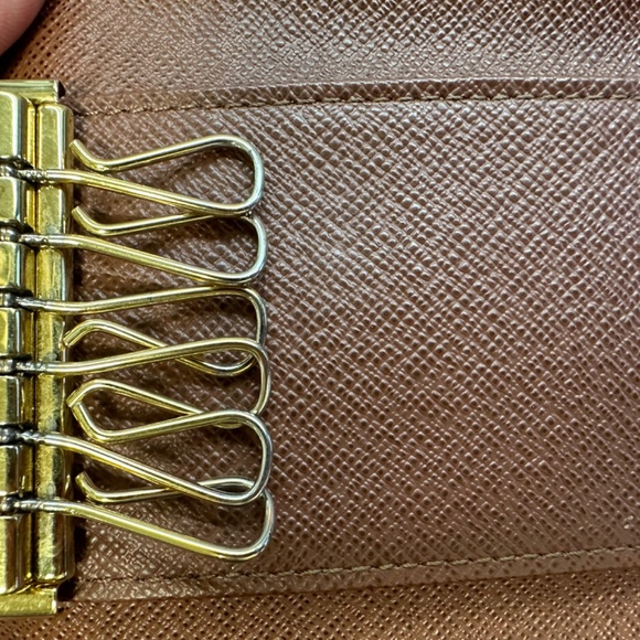 Authentic Louis Vuitton six ring key holder - Picture 7 of 8